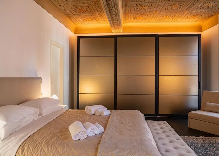 Luxury  Three-Bedroom Separate Building Apartment