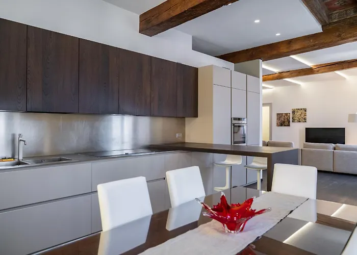 Luxury  Three-Bedroom Separate Building Apartment
